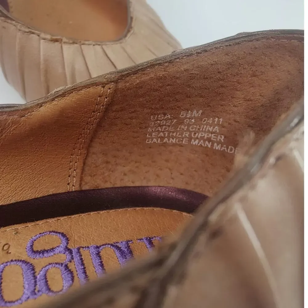 Tan leather pleated heels sz 8.5. Indigo by Clarks